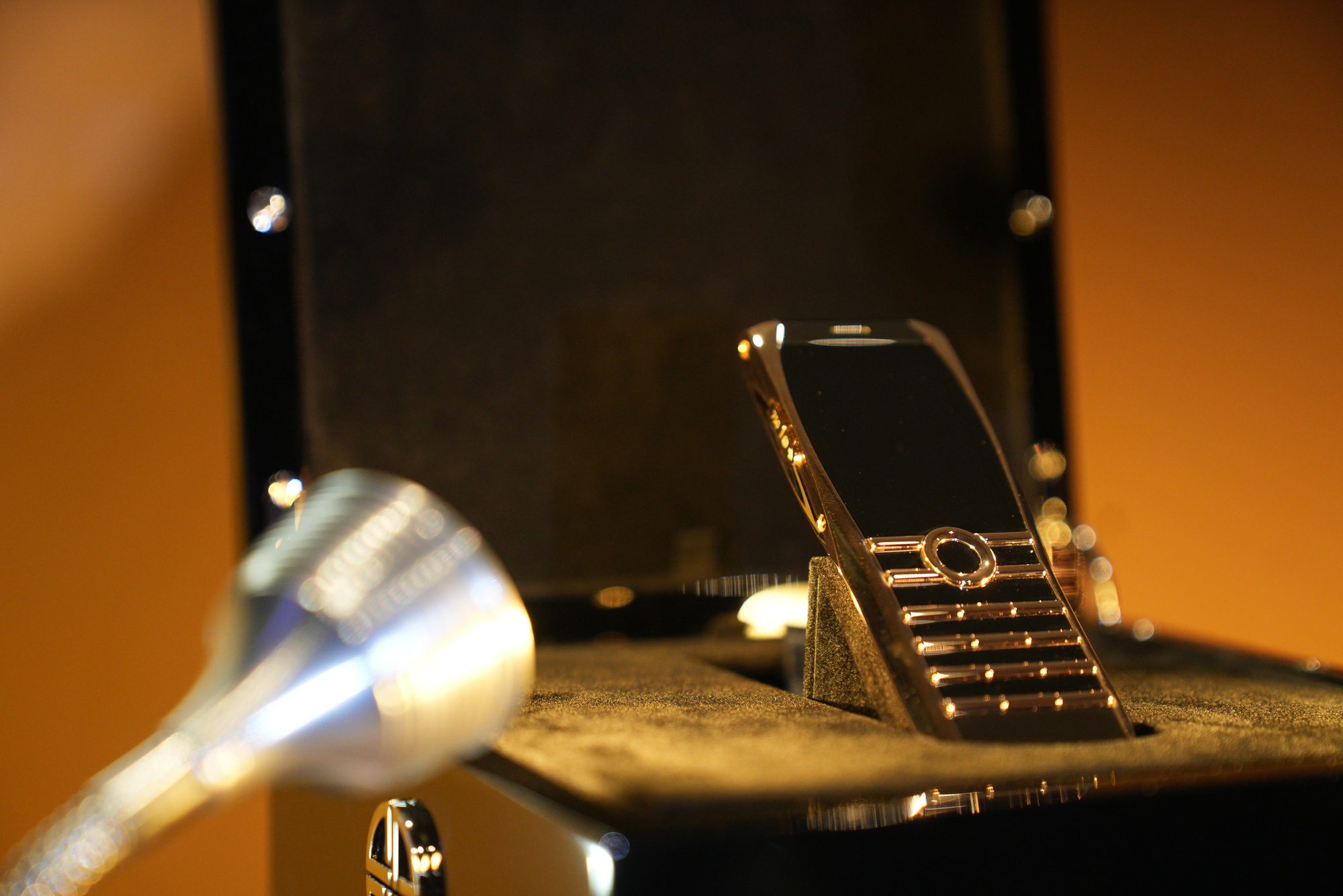 XOR Elite Gold điện thoại sử dụng vật liệu hàng không vũ trụ đắt giá tại Việt Nam - Ảnh 2