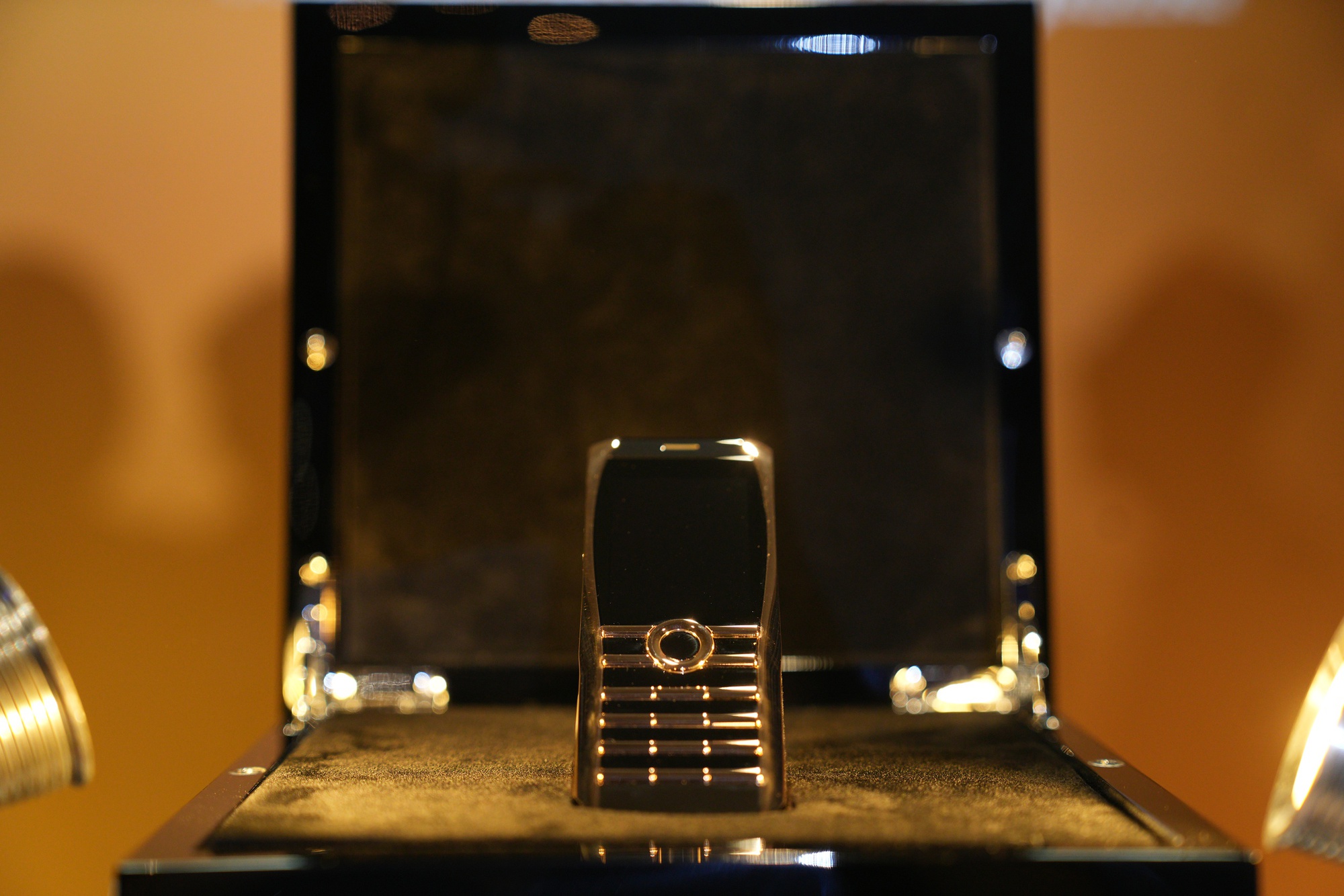 XOR Elite Gold điện thoại sử dụng vật liệu hàng không vũ trụ đắt giá tại Việt Nam - Ảnh 1