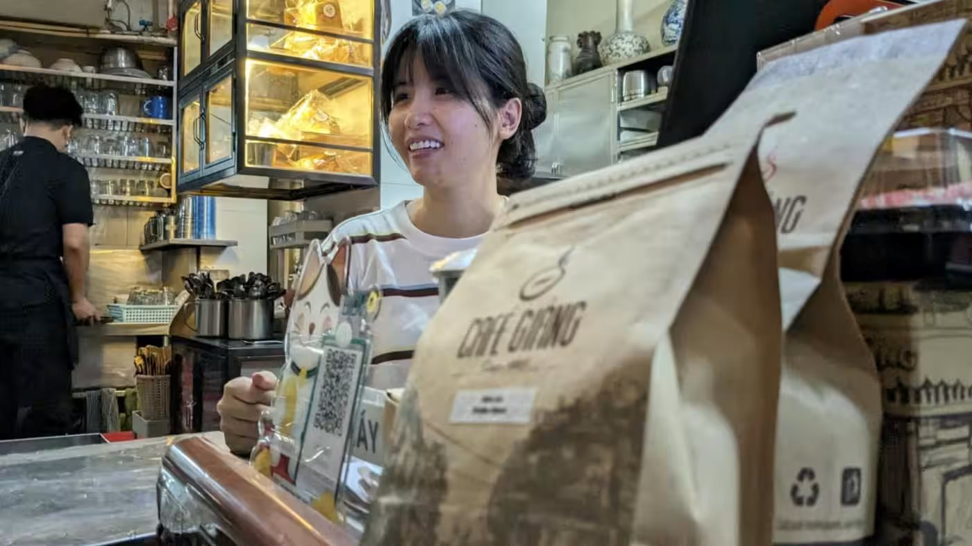 Nikkei: Giá cà phê toàn cầu lập đỉnh vì nông dân Việt Nam làm điều này - Ảnh 1