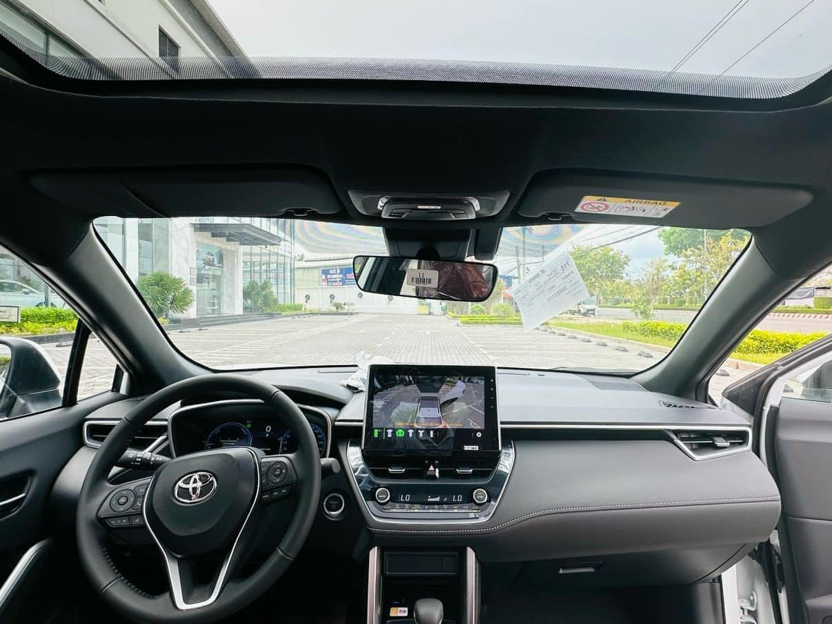 Ảnh thực tế Toyota Corolla Cross 2024 giá từ 820 triệu tại đại lý: Đúng vua công nghệ phân khúc, có điểm khác bản Thái - Ảnh 1