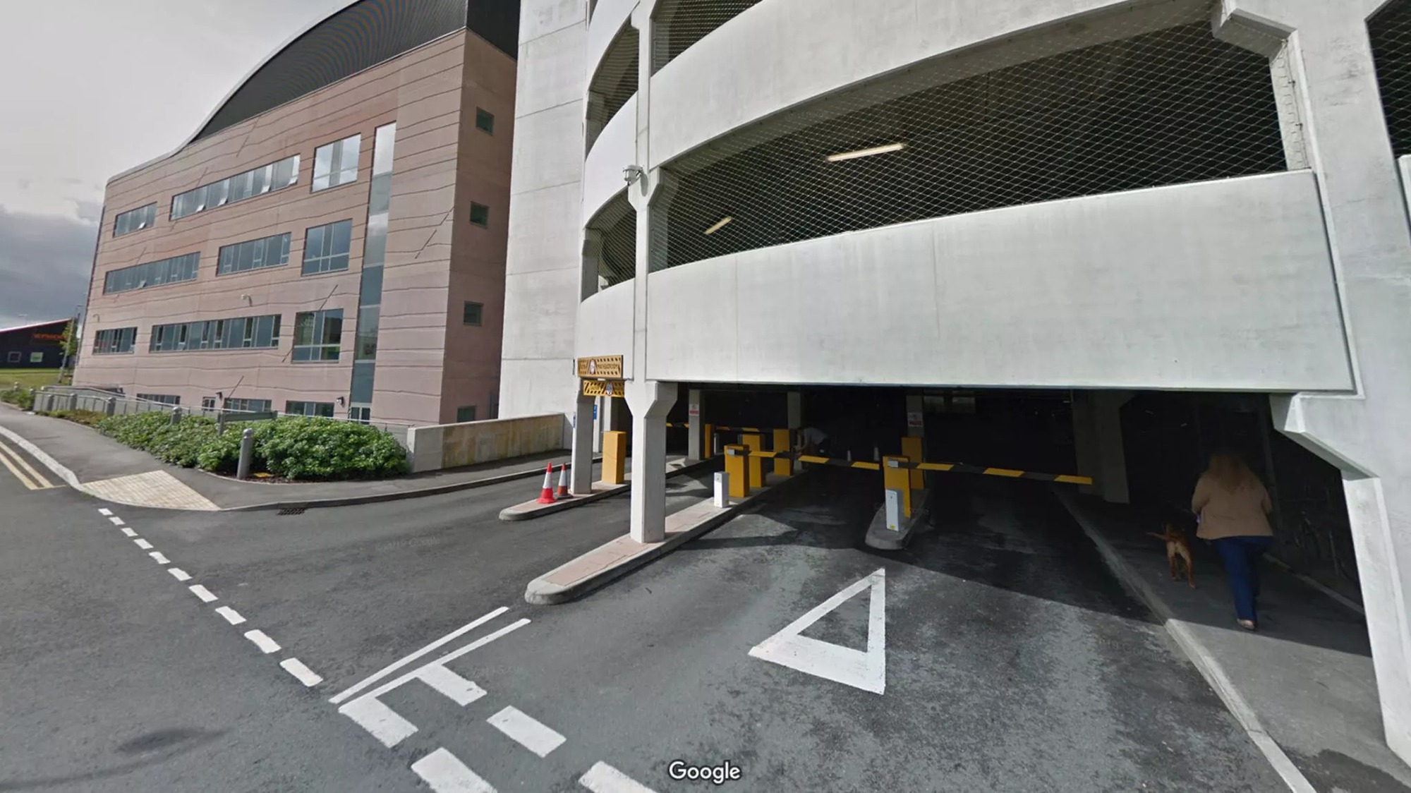 Không được đỗ xe điện trong bãi để xe cao tầng vì bệnh viện sợ bị cháy, một chủ xe gửi văn bản yêu cầu giải thích rõ lệnh cấm - Ảnh 1