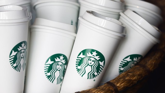 Bi hài Starbucks: Giảm doanh số lần đầu tiên kể từ năm 2020, thương hiệu cà phê 100.000 đồng đổ lỗi tại... 'quá đông nên khách bỏ về' còn CEO thì bị người tiền nhiệm ‘đưa vào thế bí’ - Ảnh 4