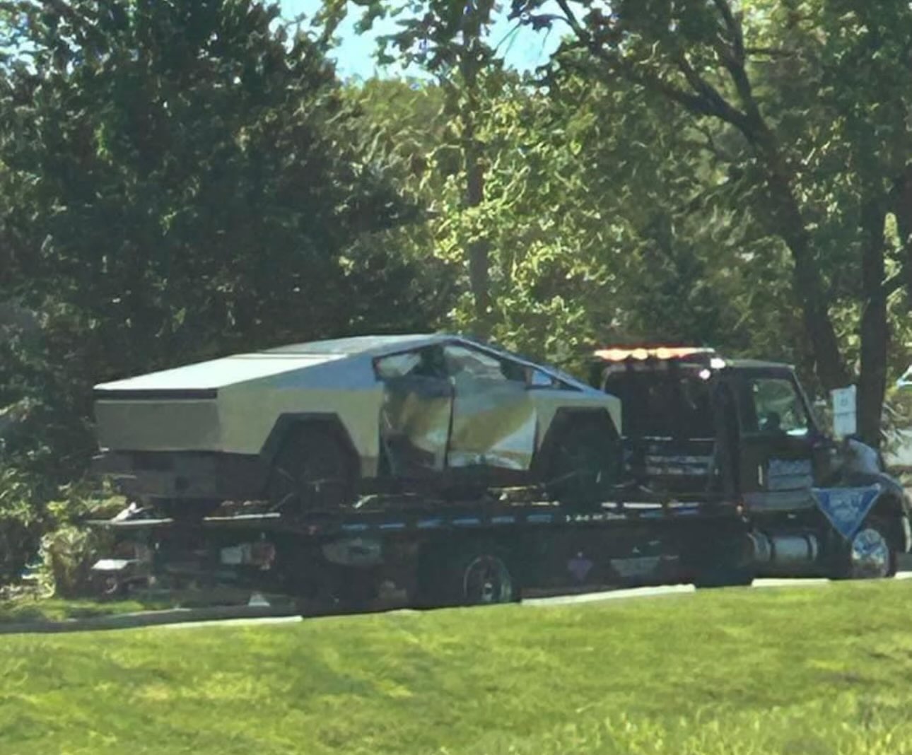 'Xe tăng' Tesla Cybertruck đầu tiên bị đâm nặng lại có 'hung thủ' vô cùng bất ngờ tới từ Ford - Ảnh 1