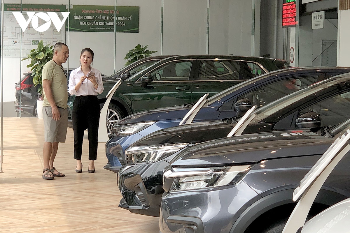 Đại lý gặp khó khi khách hàng đồng loạt "nín thở" đợi ưu đãi trước bạ - Ảnh 1