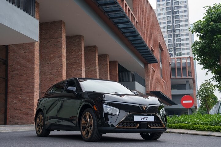 Cận cảnh những chiếc xe VF 7 Hỏa Long Độc Bản đầu tiên được giao cho khách hàng - Ảnh 4