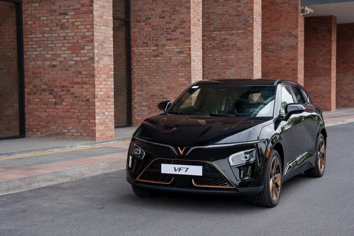 Cận cảnh những chiếc xe VF 7 Hỏa Long Độc Bản đầu tiên được giao cho khách hàng - Ảnh 3