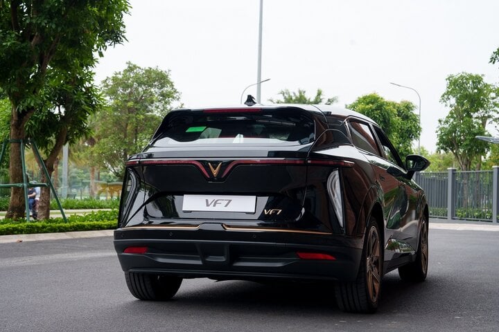 Cận cảnh những chiếc xe VF 7 Hỏa Long Độc Bản đầu tiên được giao cho khách hàng - Ảnh 10
