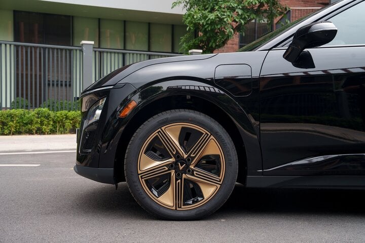 Cận cảnh những chiếc xe VF 7 Hỏa Long Độc Bản đầu tiên được giao cho khách hàng - Ảnh 11