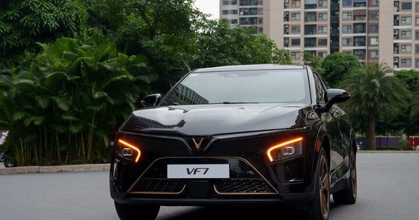 Cận cảnh những chiếc xe VF 7 Hỏa Long Độc Bản đầu tiên được giao cho khách hàng