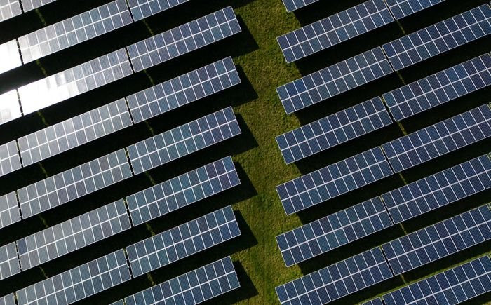 Pin mặt trời siêu rẻ Trung Quốc tràn ngập khắp thế giới đang đẩy giá kim loại này bùng nổ, tăng nóng không kém gì vàng - Ảnh 1