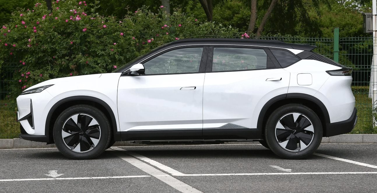 "Ông trùm" xe tải tại Việt Nam ra mắt bom tấn SUV: ăn xăng chỉ 0,56 lít/100km, giá siêu rẻ thách thức Mazda CX-5 - Ảnh 2