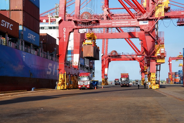 Cảng Chu Lai đưa vào vận hành hệ thống cẩu chuyên dụng - Ảnh 4