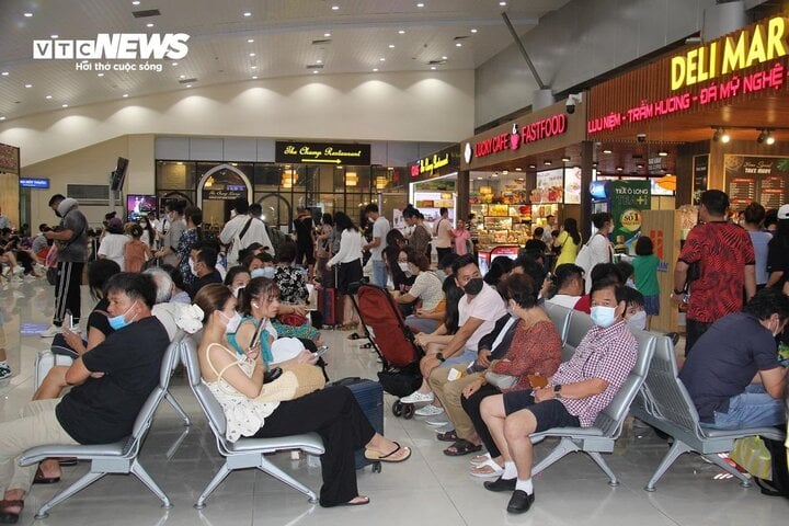 Giá vé máy bay giảm gần 50%, khách háo hức tìm tour du lịch trong nước - Ảnh 1