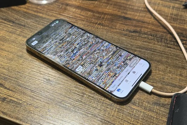 iPhone gặp lỗi lạ: Người dùng "tá hỏa" khi ảnh khỏa thân xóa từ mấy năm trước bỗng hiện trở lại - Ảnh 1