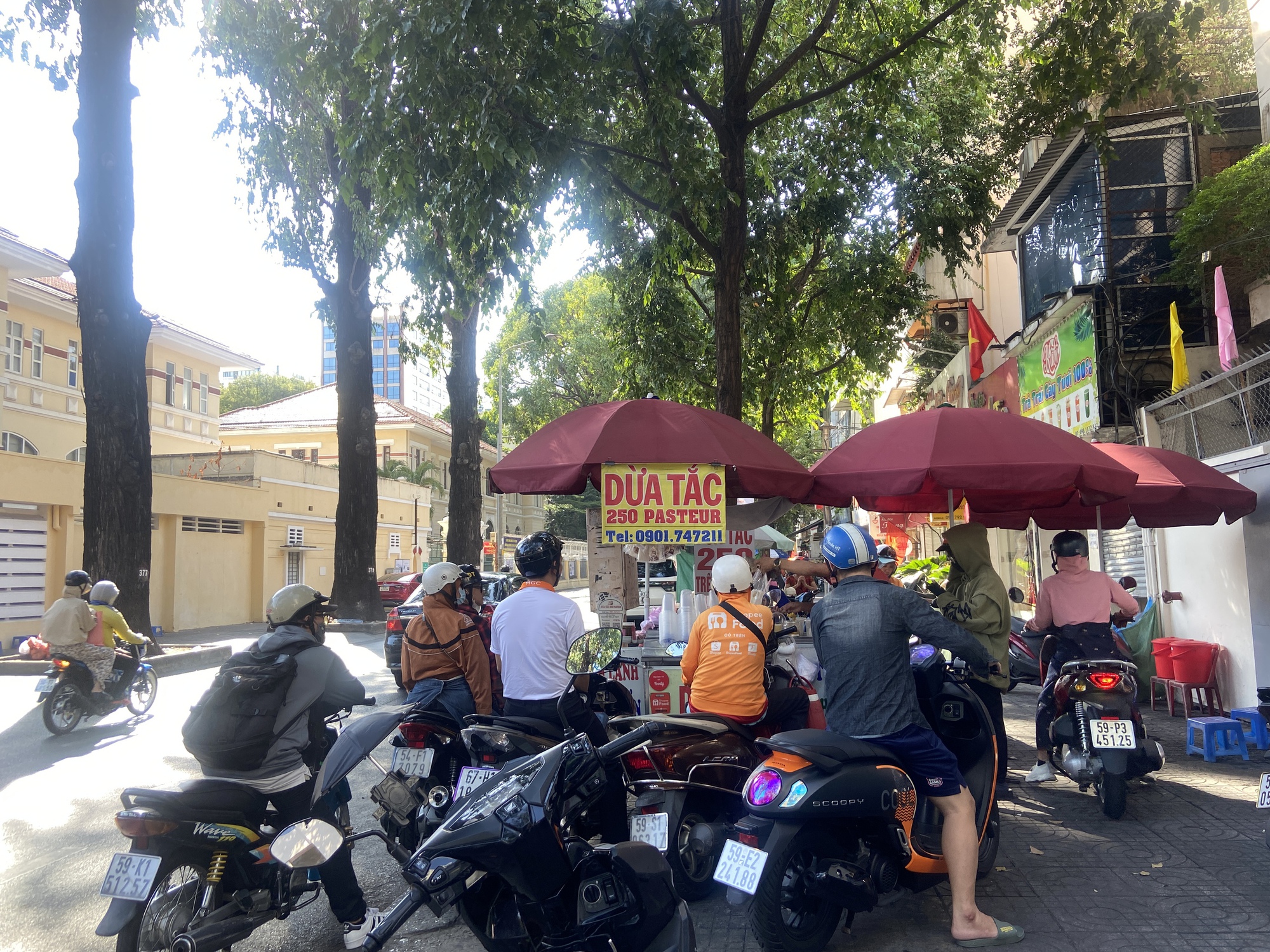 Bán 800 ly nước mía/ngày, bã mía chất cao như đống rơm: Các hàng nước giải khát ở TP.HCM "hốt bạc" giữa mùa nóng - Ảnh 8