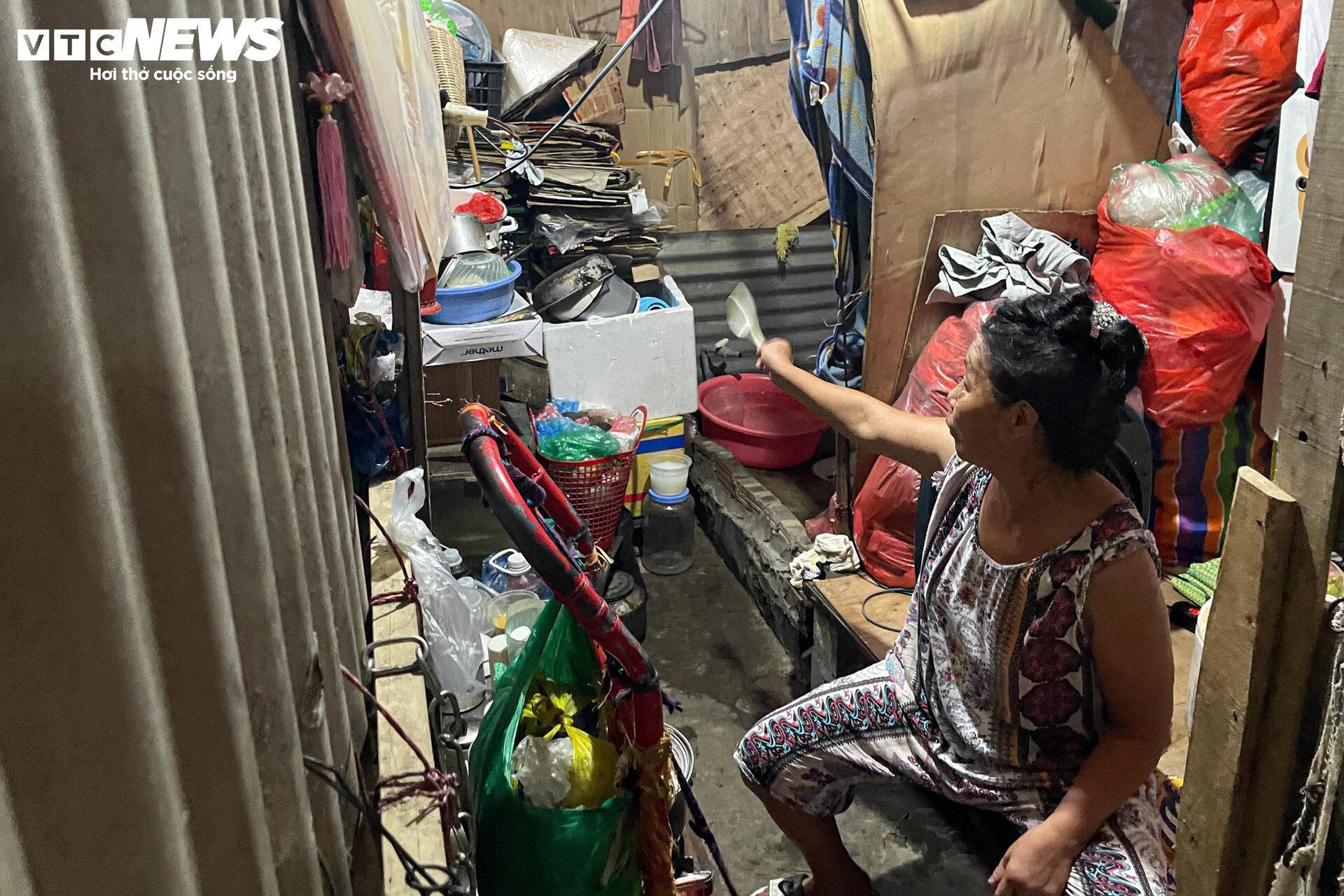 Bữa cơm khốn khó thời vật giá leo thang ở xóm trọ nghèo giữa Hà Nội - Ảnh 4