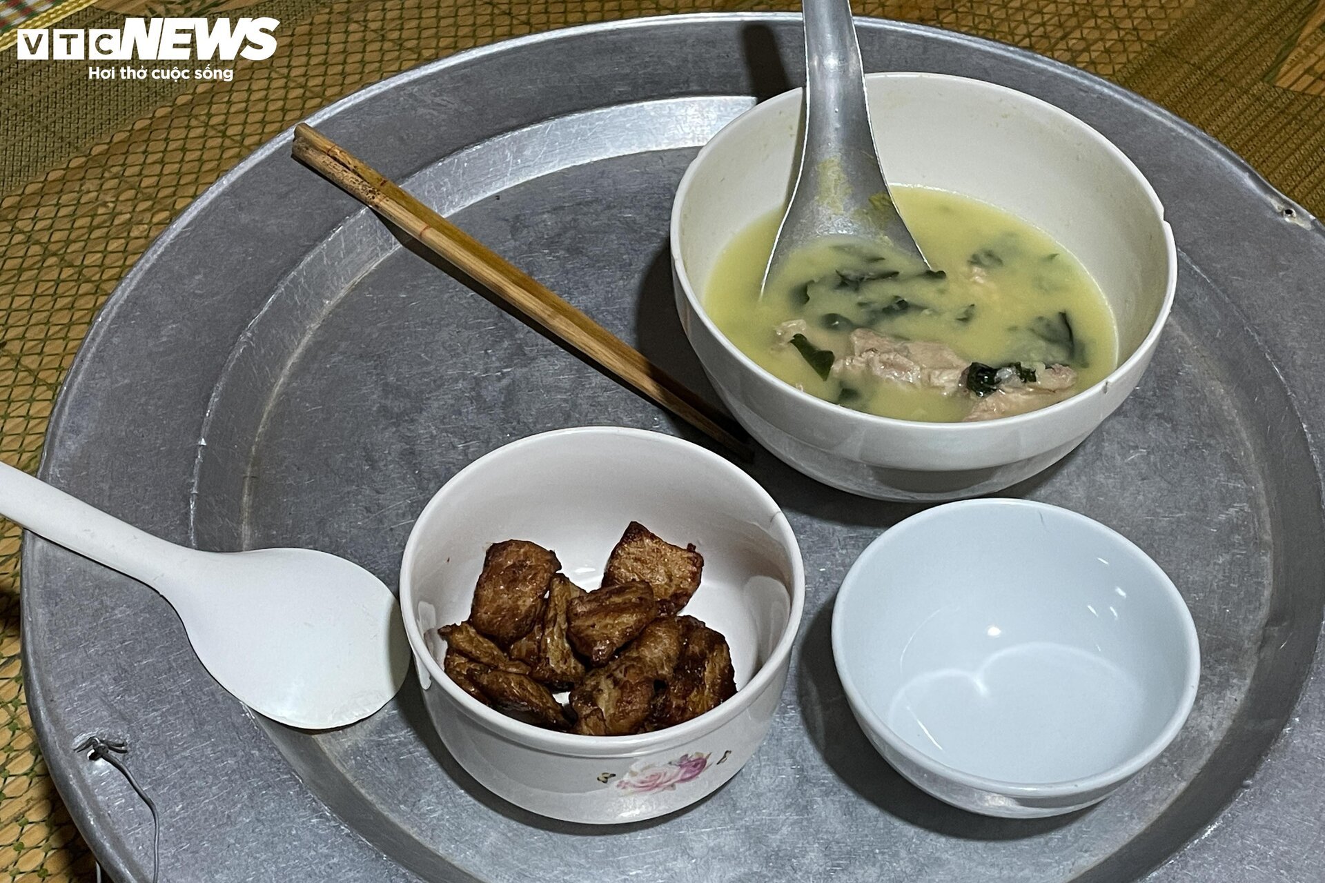 Bữa cơm khốn khó thời vật giá leo thang ở xóm trọ nghèo giữa Hà Nội - Ảnh 17