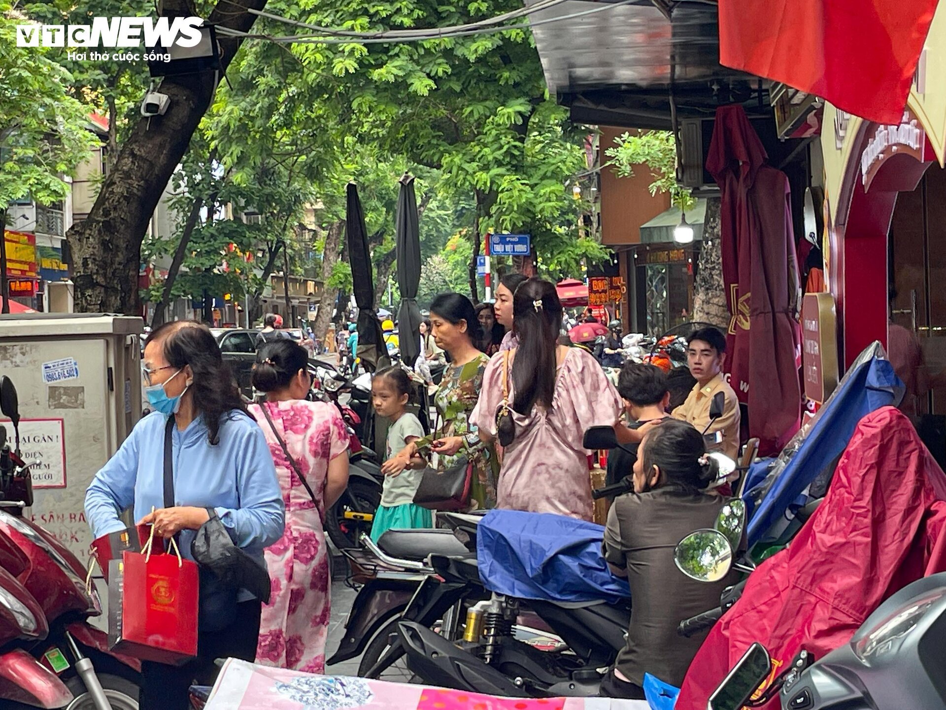 Giá vàng biến động mạnh, cửa hàng ở Hà Nội nhiều lúc ngừng bán - Ảnh 3