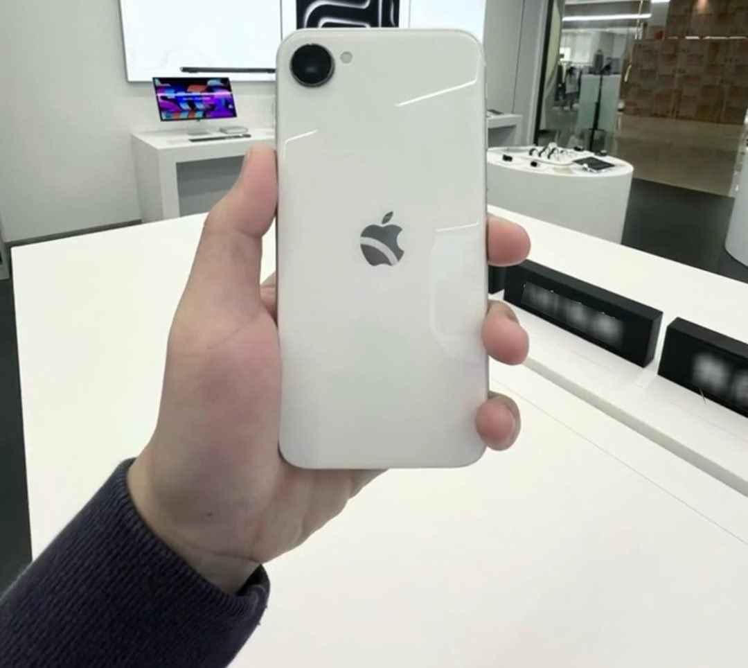 iPhone giá chỉ 10 triệu đồng bất ngờ lộ diện thực tế: Ngoại hình đẹp, thiết kế quá sang xịn so với tầm giá! - Ảnh 1