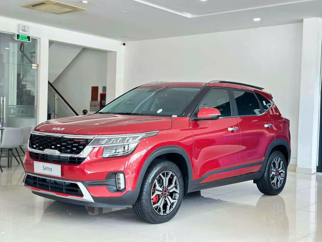 Đại lý xả hàng tồn, Kia Seltos giảm giá đến 50 triệu đồng: Bản cao cấp nhất rẻ hơn HR-V tiêu chuẩn, khách mua phải đánh đổi đời xe - Ảnh 1