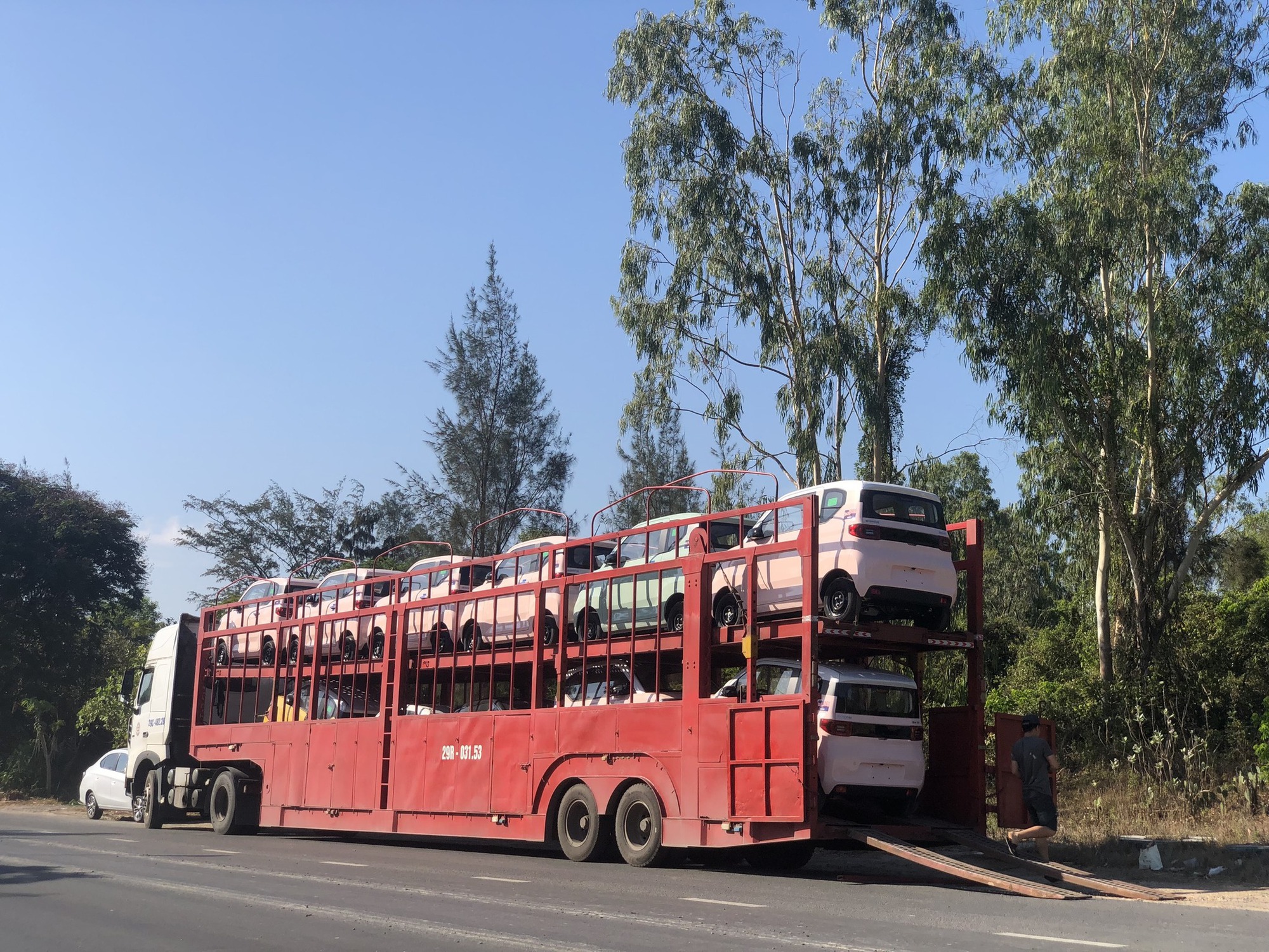 Taxi điện mini đầu tiên tại Việt Nam tung ảnh ra quân: giá cước từ 8.000 đồng/km, thuê tự lái 450.000 đồng/ngày - Ảnh 5