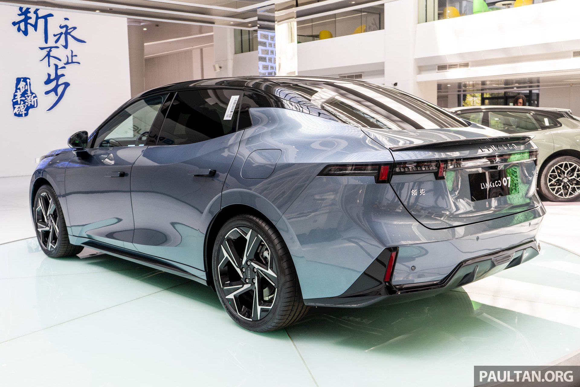 Hãng xe mới vào Việt Nam ra mắt đối thủ của Toyota Camry: tiết kiệm nhiên liệu 4,8 lít/100 km, đi 200 km không tốn 1 giọt xăng - Ảnh 2