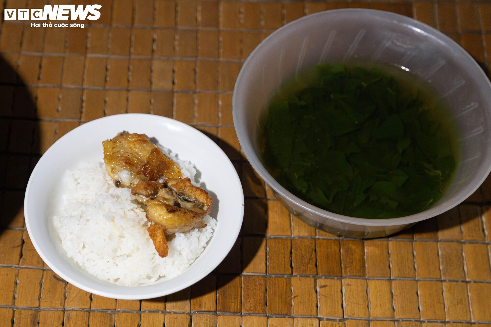 Bữa cơm khốn khó thời vật giá leo thang ở xóm trọ nghèo giữa Hà Nội - Ảnh 12