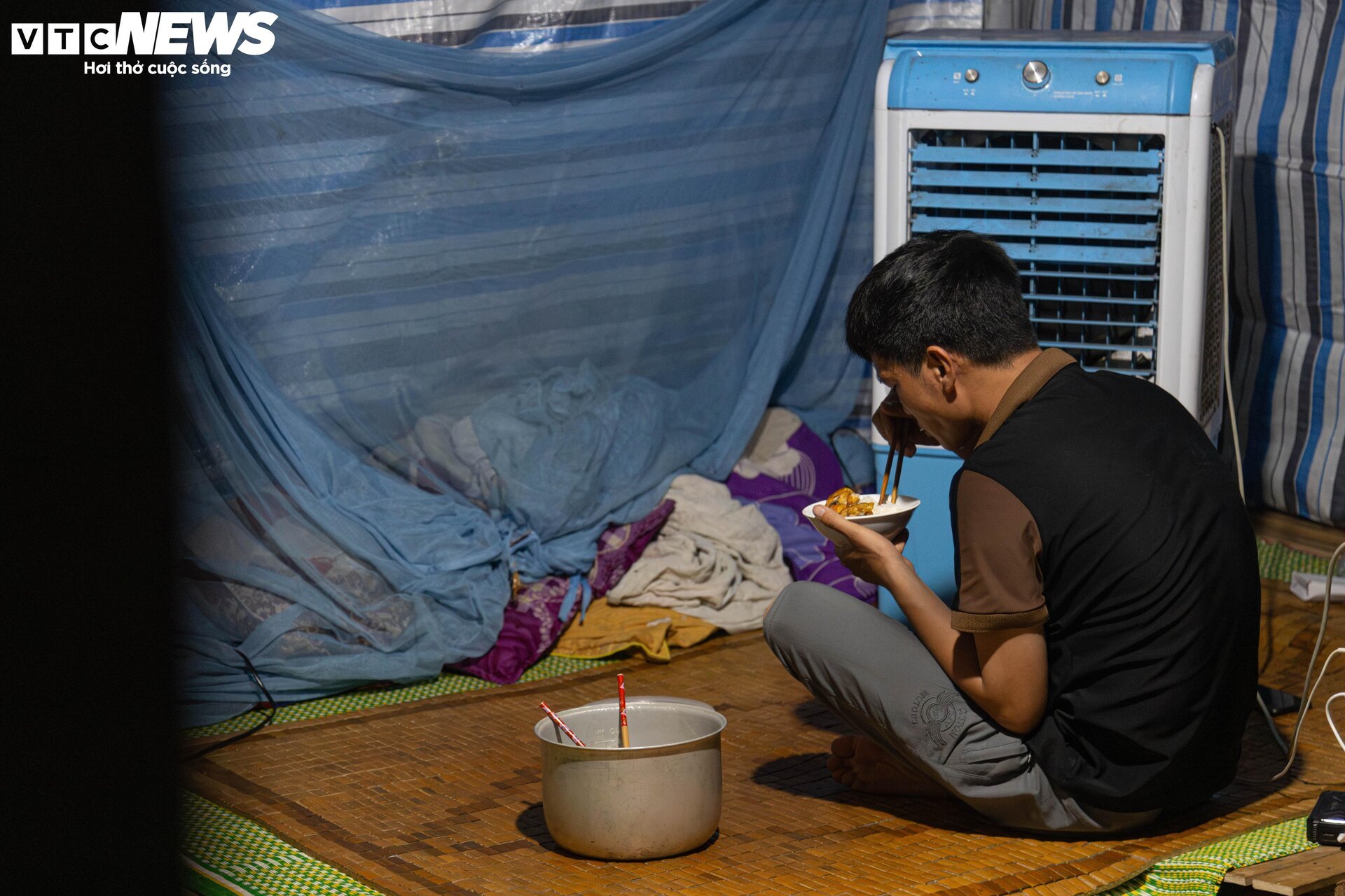 Bữa cơm khốn khó thời vật giá leo thang ở xóm trọ nghèo giữa Hà Nội - Ảnh 13