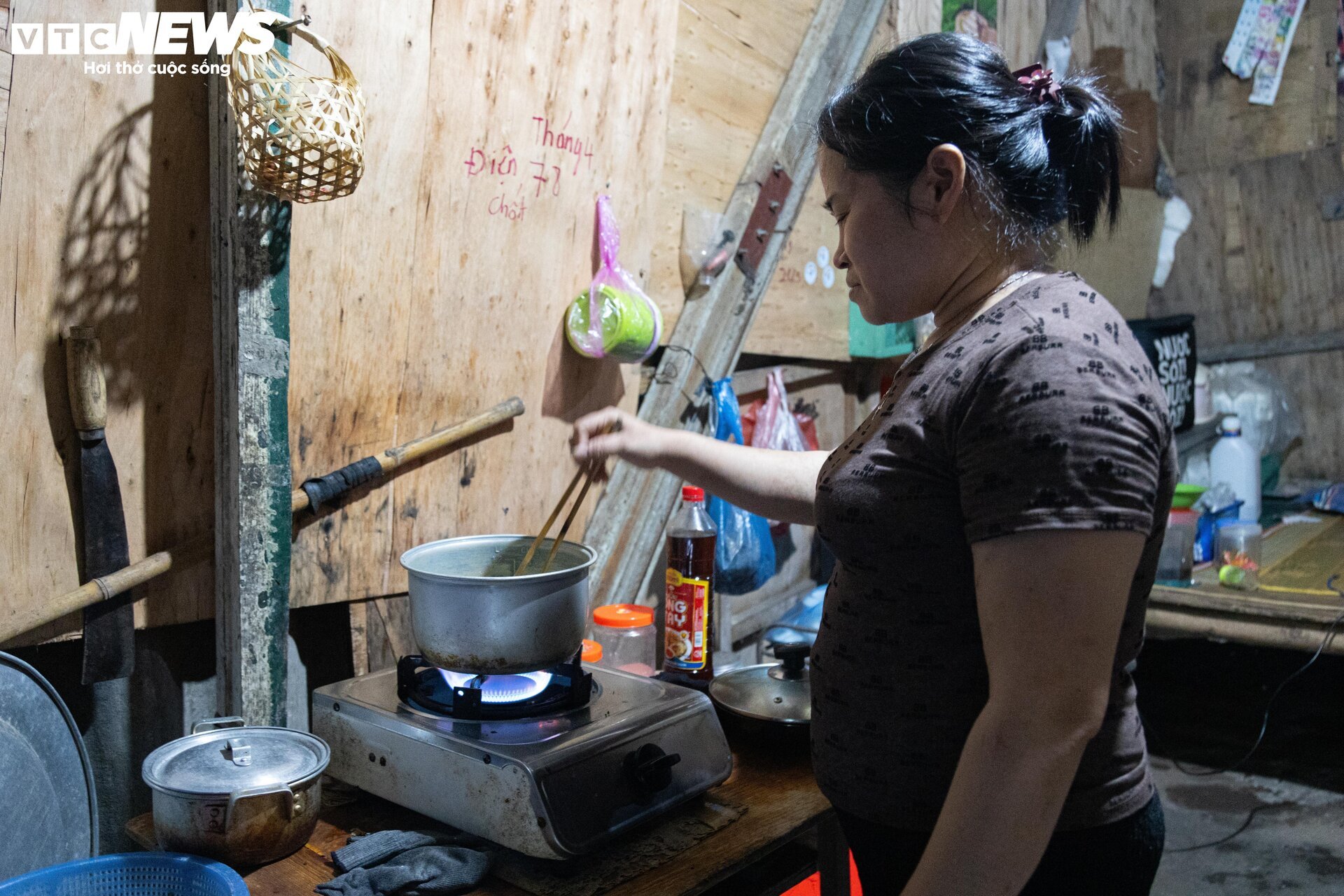 Bữa cơm khốn khó thời vật giá leo thang ở xóm trọ nghèo giữa Hà Nội - Ảnh 16