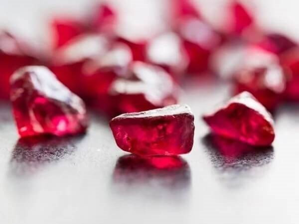 "Ruby đỏ" của Việt Nam được người Trung Quốc mê mẩn nay bỗng thành hàng hiếm: giá tăng cao gấp đôi, sản lượng thấp nhất trong lịch sử - Ảnh 1