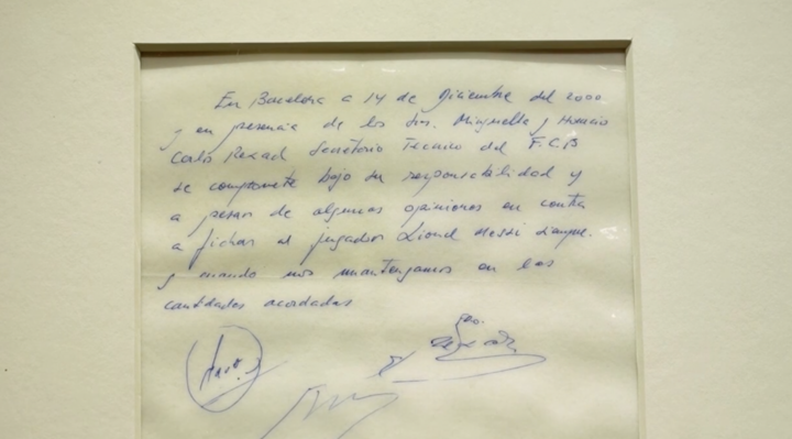 Tờ giấy ăn của Messi được bán đấu giá gần 1 triệu USD - Ảnh 1