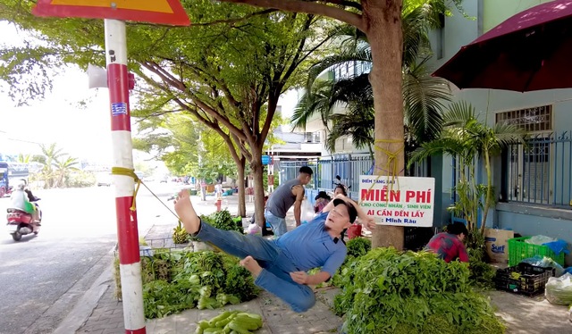 Anh Minh Râu bán hàng ế ẩm vẫn đều đặn tặng rau miễn phí, vừa lĩnh tiền từ YouTube vội làm ngay một việc - Ảnh 2
