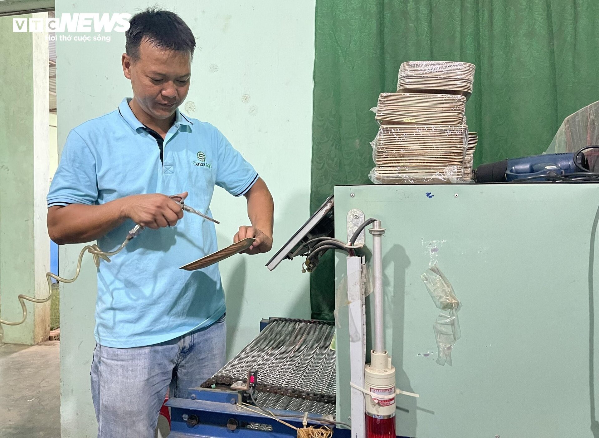 Độc đáo chén, đĩa làm bằng mo cau, xuất khẩu khắp 5 châu - Ảnh 1