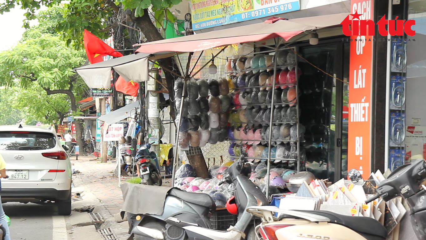 Mũ bảo hiểm kém chất lượng tràn lan trên vỉa hè Hà Nội - Ảnh 2
