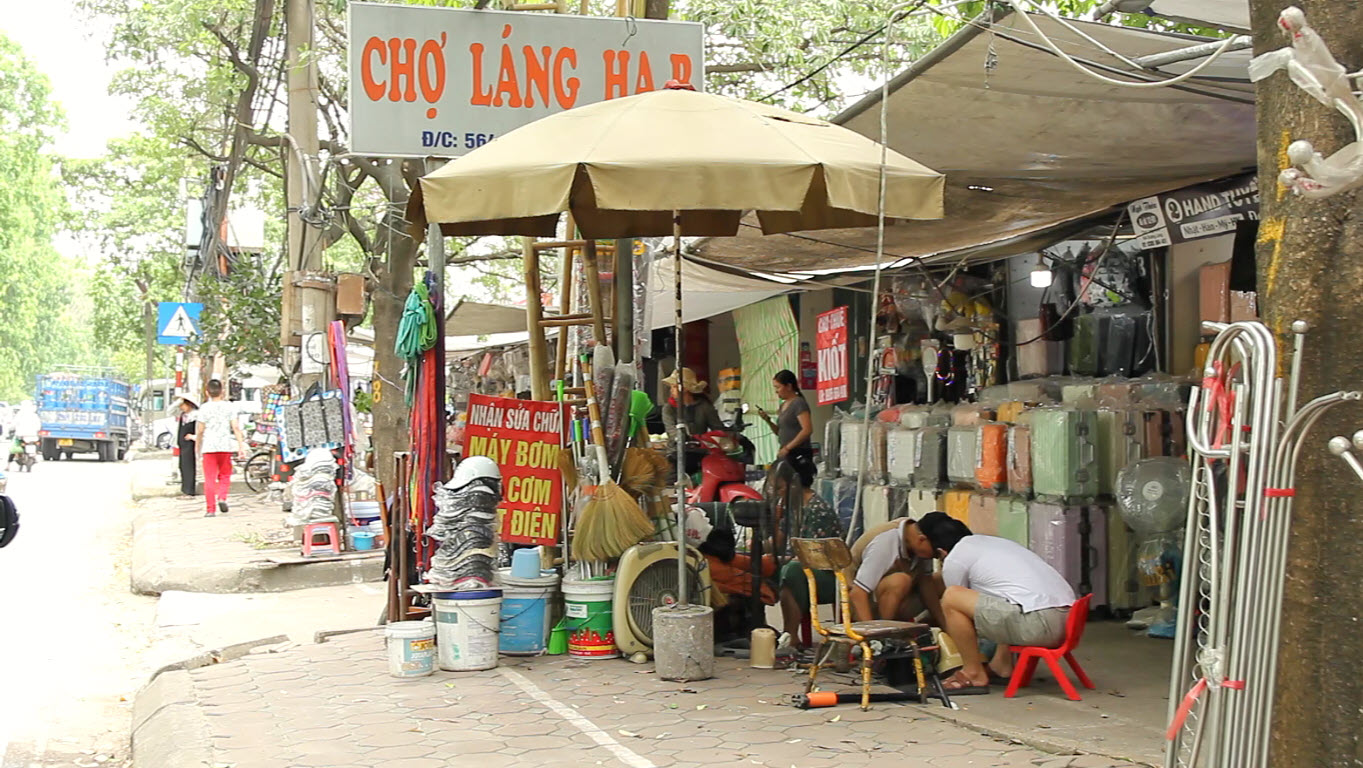 Mũ bảo hiểm kém chất lượng tràn lan trên vỉa hè Hà Nội - Ảnh 4