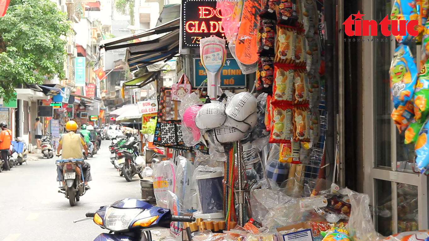 Mũ bảo hiểm kém chất lượng tràn lan trên vỉa hè Hà Nội - Ảnh 6