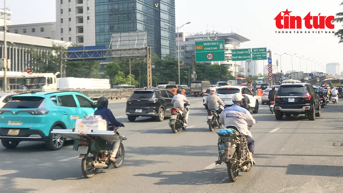 Mũ bảo hiểm kém chất lượng tràn lan trên vỉa hè Hà Nội - Ảnh 7