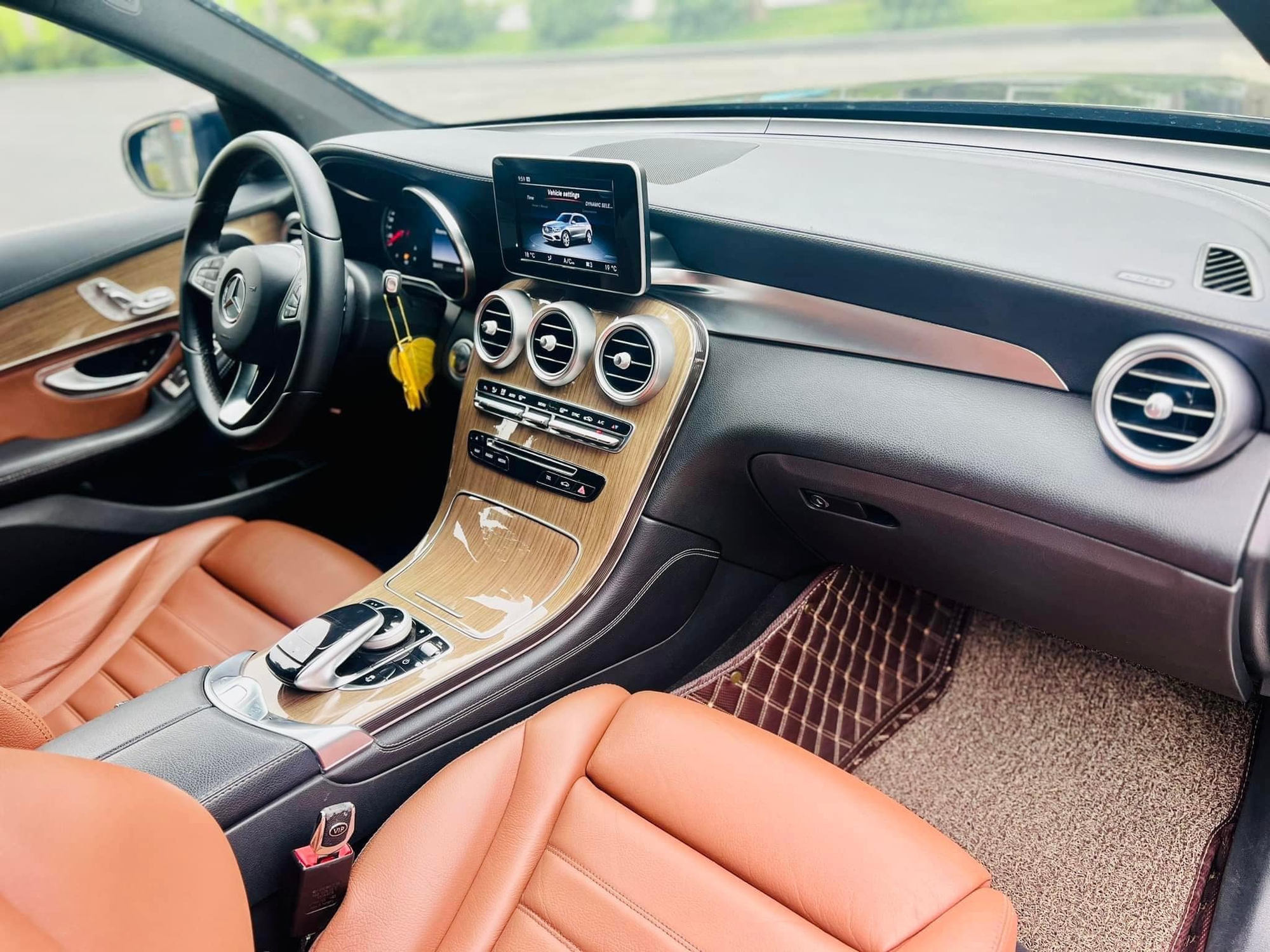 Mua Mercedes GLC của showroom xe cũ 4 tháng chưa sang tên được, nữ chủ xe tuyệt vọng: ‘Thấy dấu hiệu bị lừa, có ô tô mà không dám đi’ - Ảnh 4