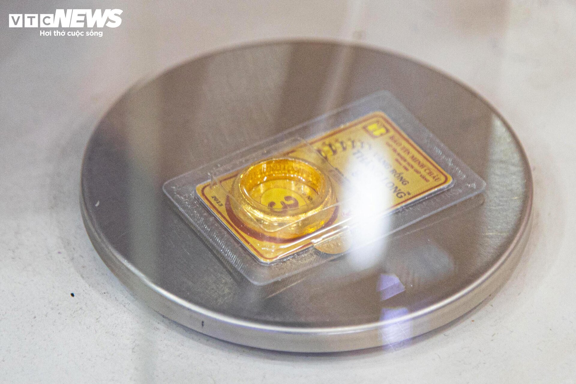 Giá vàng biến động mạnh, cửa hàng ở Hà Nội nhiều lúc ngừng bán - Ảnh 10