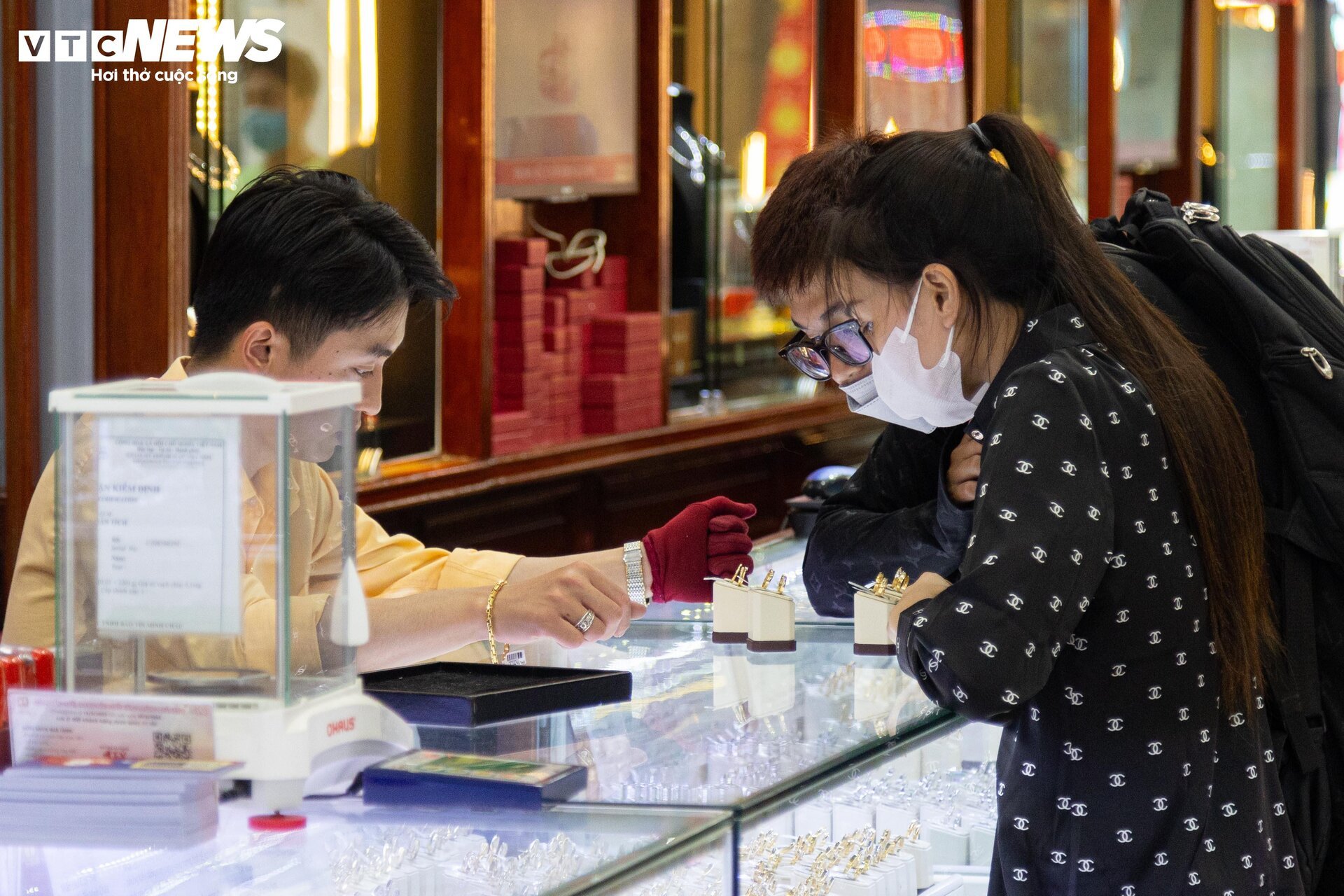 Giá vàng biến động mạnh, cửa hàng ở Hà Nội nhiều lúc ngừng bán - Ảnh 6