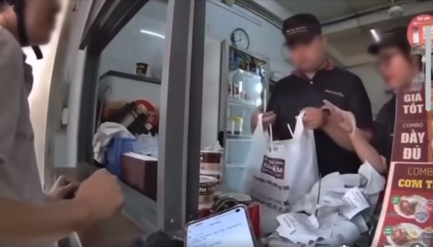 Hàng cơm tấm nổi tiếng TP.HCM vướng lùm xùm thái độ: Không chỉ shipper mà khách đã nhiều lần bức xúc, quán có xin lỗi nhưng không đáng kể? - Ảnh 1