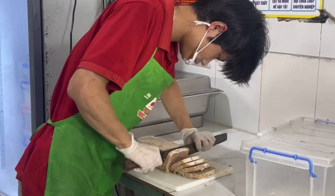 Clip: Sau vụ pate có giòi ở chi nhánh Thái Bình, khách hàng tại Cột Điện Quán Hà Nội phản ứng ra sao? - Ảnh 5