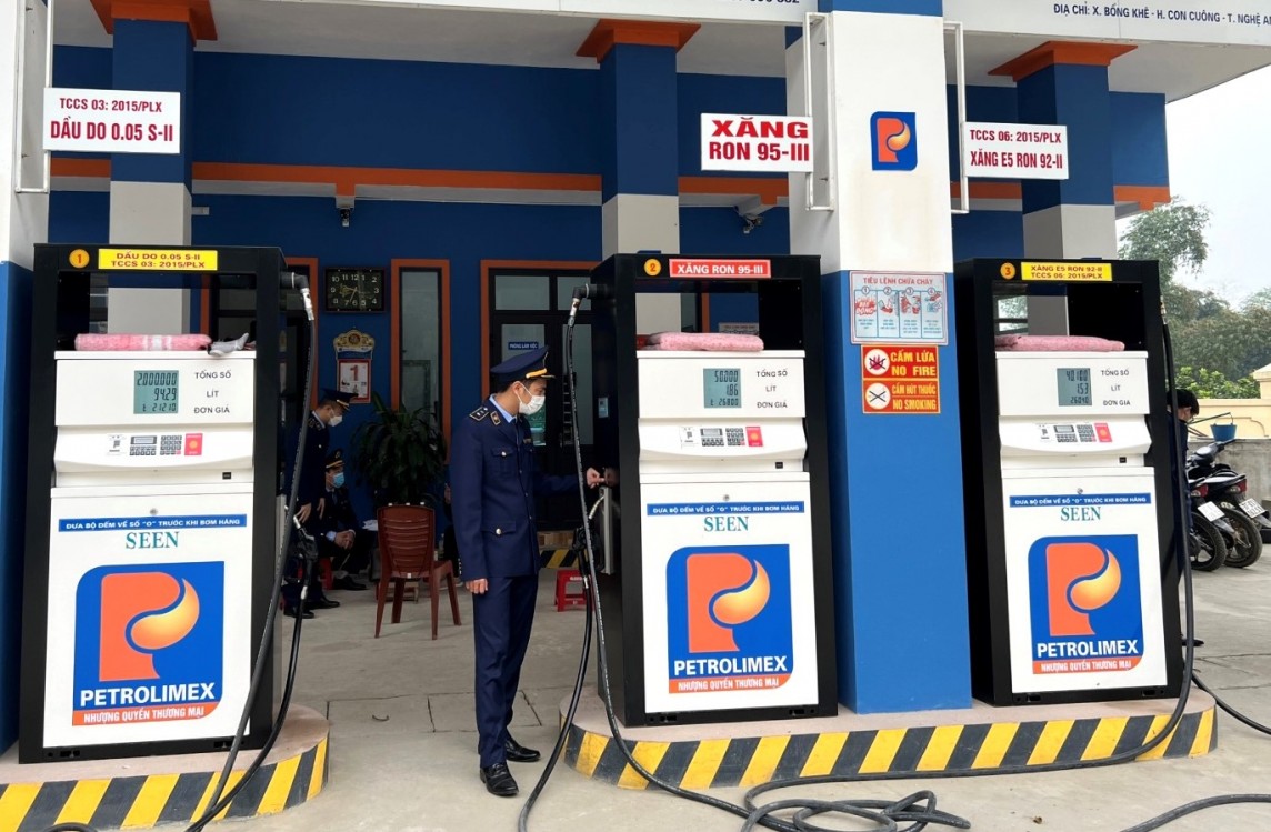 Nhiều địa phương vào cuộc siết chặt kiểm soát thị trường xăng dầu - Ảnh 2