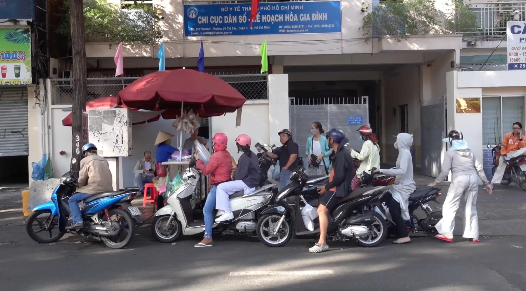 Bán 800 ly nước mía/ngày, bã mía chất cao như đống rơm: Các hàng nước giải khát ở TP.HCM "hốt bạc" giữa mùa nóng - Ảnh 2