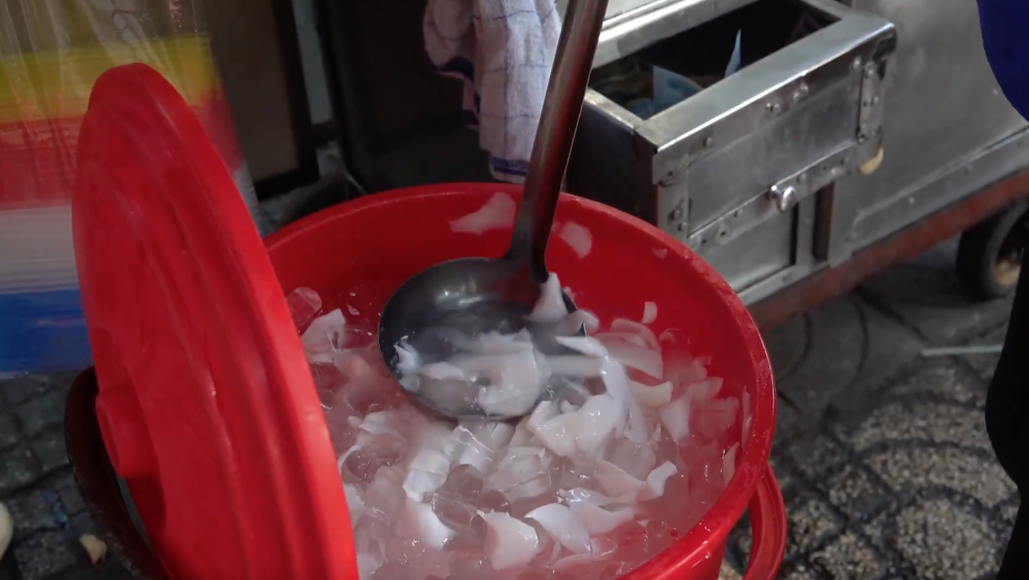 Bán 800 ly nước mía/ngày, bã mía chất cao như đống rơm: Các hàng nước giải khát ở TP.HCM "hốt bạc" giữa mùa nóng - Ảnh 4