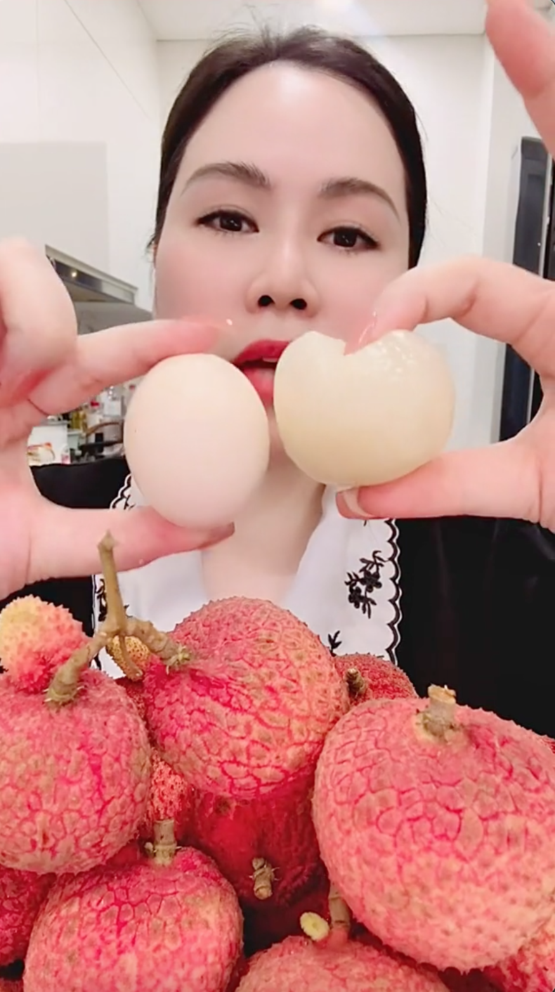 Xuất hiện quả vải "siêu to khổng lồ" ngang bàn tay người, cư dân mạng săn lùng tìm mua - Ảnh 6