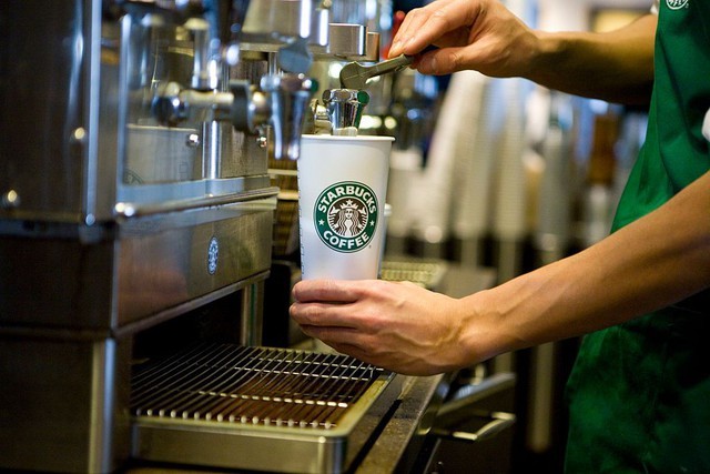 Bi hài Starbucks: Giảm doanh số lần đầu tiên kể từ năm 2020, thương hiệu cà phê 100.000 đồng đổ lỗi tại... 'quá đông nên khách bỏ về' còn CEO thì bị người tiền nhiệm ‘đưa vào thế bí’ - Ảnh 2