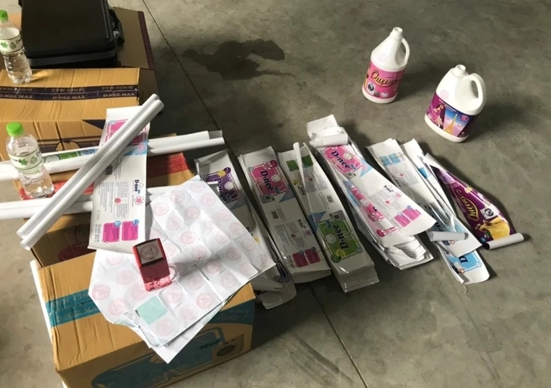 Triệt phá kho hàng Thái Lan giả: Thu hơn 2 tấn hóa chất, tem vỏ, 10.000 can nước giặt, nước rửa bát... - Ảnh 2