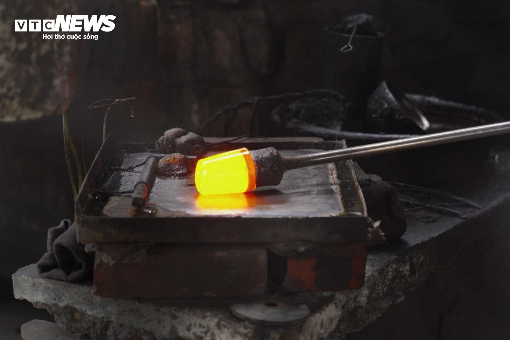 Về làng nghề làm cốc bia hơi ‘cóc gặm’ nổi tiếng Thành Nam - Ảnh 9