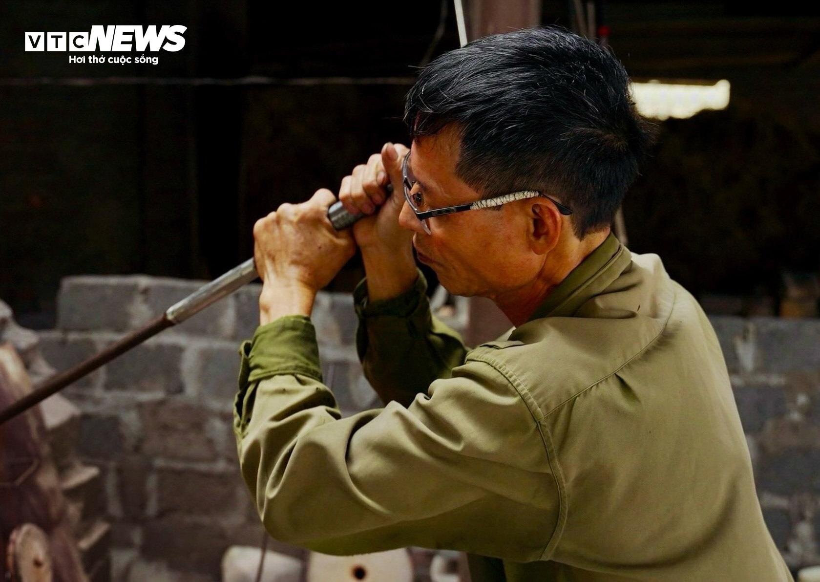 Về làng nghề làm cốc bia hơi ‘cóc gặm’ nổi tiếng Thành Nam - Ảnh 8